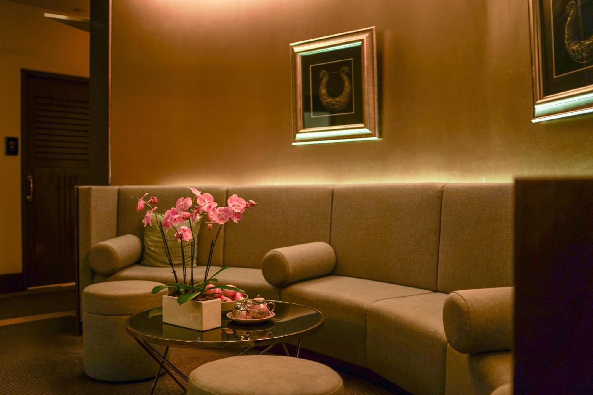 The Langham Melbourne Hotel Exterior photo A lounge at the airport
